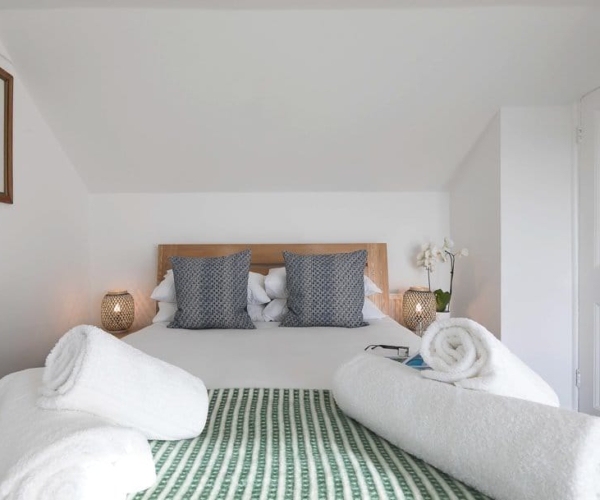 Luxury-cottage-st-ives-stones-reef-bedroom-02