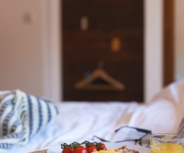 breakfast-in-bed-stones-reef-holiday-home